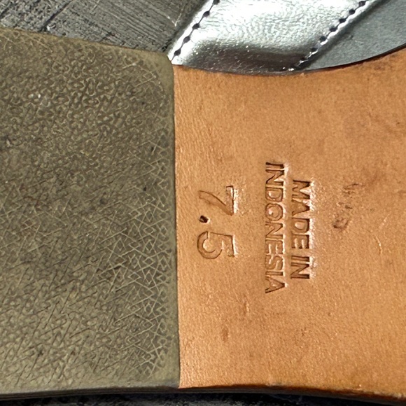 Elegant Silver Rhinestone Sandals - Picture 7 of 10